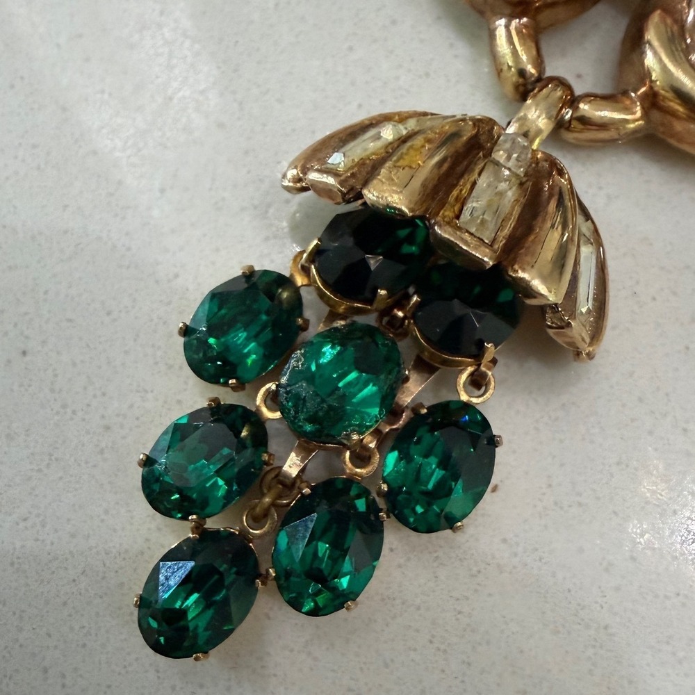 Trifari Vintage Green Crystal Grape Necklace Gold Tone Old Money Dark Academia - Picture 4 of 10